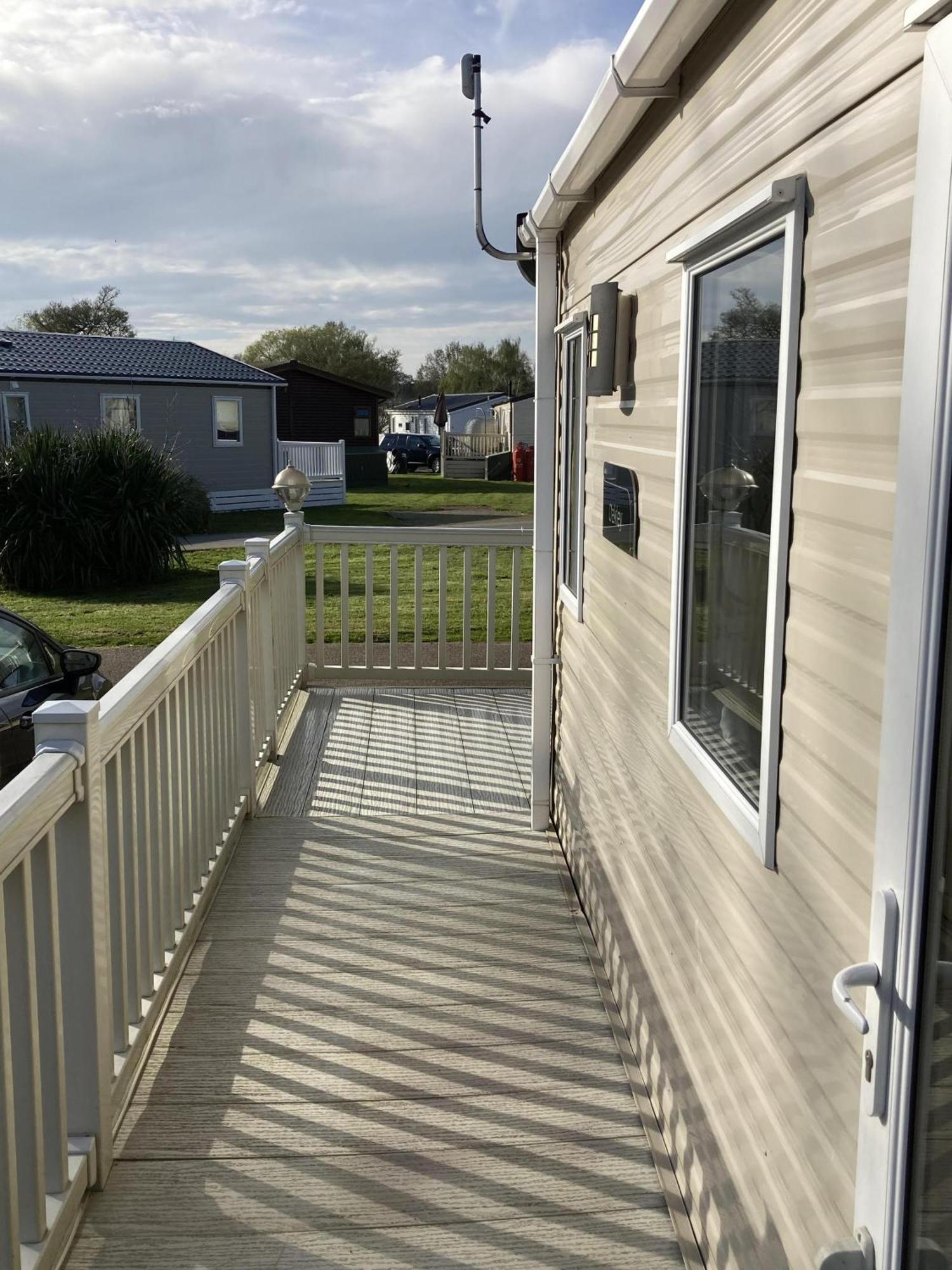 Lovely 6 Berth Caravan With Decking At Carlton Meres In Suffolk Ref 60058M Saxmundham Esterno foto