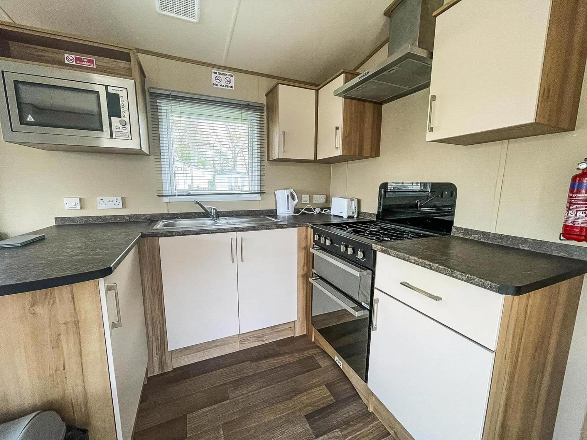 Lovely 6 Berth Caravan With Decking At Carlton Meres In Suffolk Ref 60058M Saxmundham Esterno foto